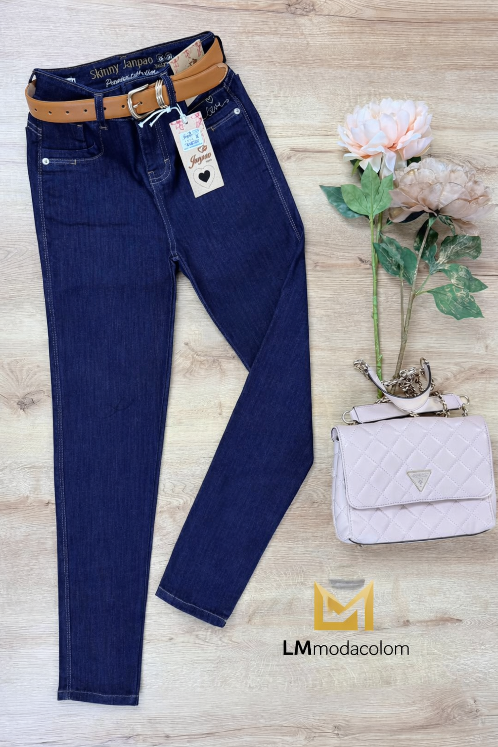 Clienta usando jean tiro alto LMmodacolom